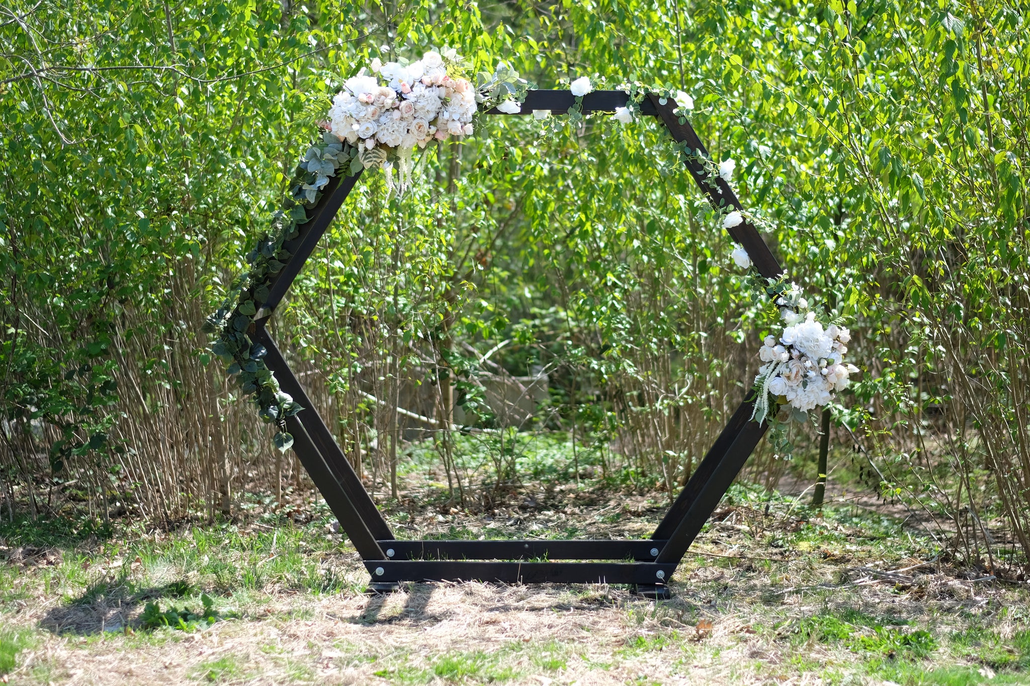 Building a hexagon wedding arch | Beachweddingtips.com